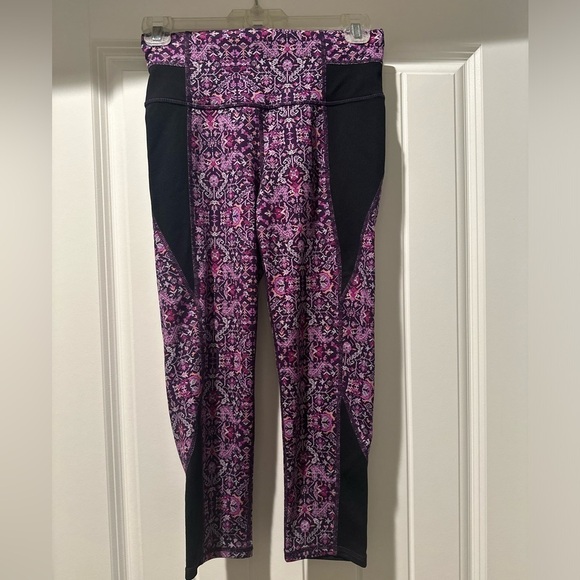 Athleta Pants - Athleta High Rise tapestry chaturangs Capri leggings yoga pants size XS‎